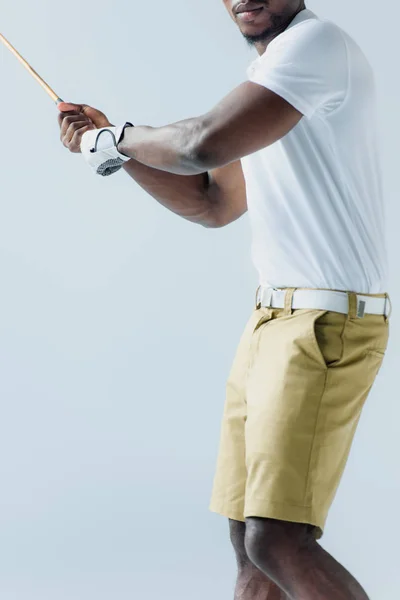 Vista cortada do atleta afro-americano jogando golfe isolado em cinza — Fotografia de Stock