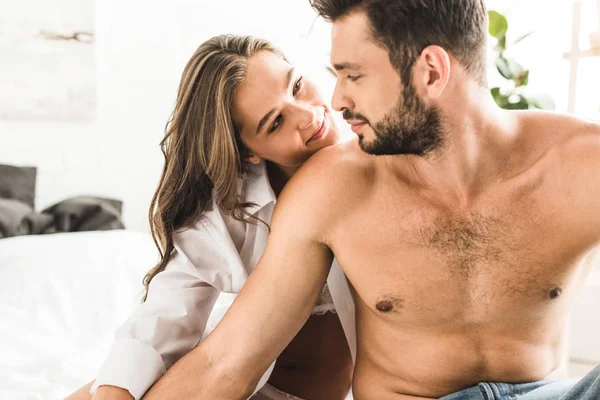 Sexy shirtless homem sentado ao lado de namorada enquanto menina olhando para cara — Fotografia de Stock