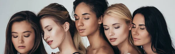 Panoramic shot of five multiethnic girls with closed eyes isolated on grey — Stock Photo