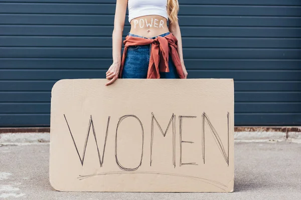 Abgeschnittene Ansicht von Feministin mit Inschrift Macht auf Bauch hält Plakat mit Slogan Frauen auf der Straße — Stockfoto