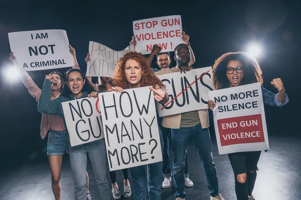 Emotionale multikulturelle Menschen mit Plakaten mit schwarzen Buchstaben — Stockfoto