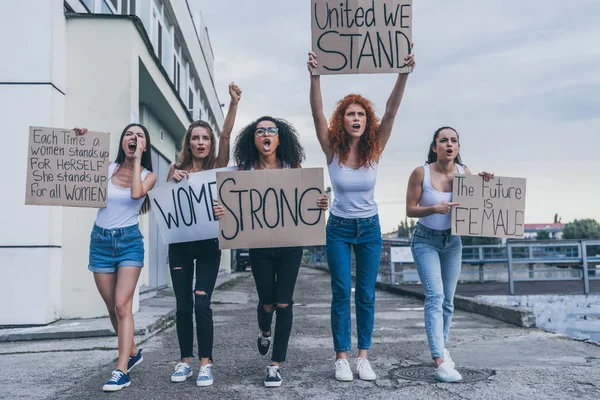 Donne emotive multiculturali che tengono cartelli e urlano fuori — Foto stock