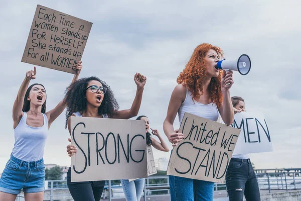 Ragazze multiculturali che tengono cartelli e urlano fuori — Foto stock