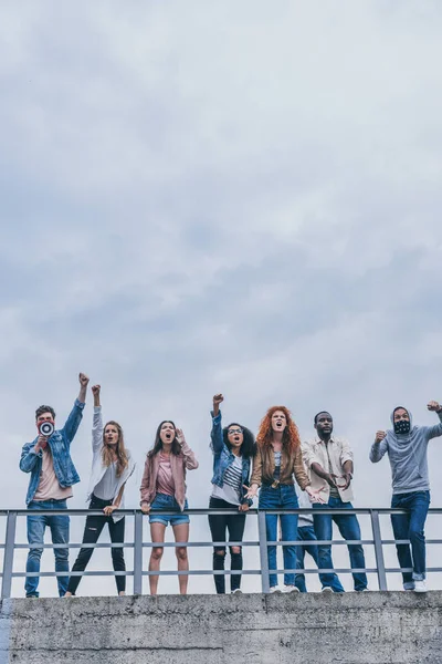 Multikulturelle Männer und Frauen gestikulieren und schreien draußen — Stockfoto