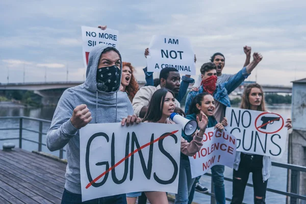 Pessoas multiculturais segurando cartazes enquanto gestos durante o protesto — Fotografia de Stock