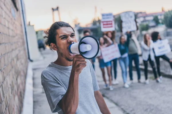 Enfoque selectivo del hombre afroamericano gritando en megáfono - foto de stock