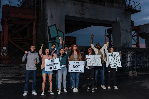 Gente multicultural gritando haciendo gestos durante el encuentro por la noche - foto de stock