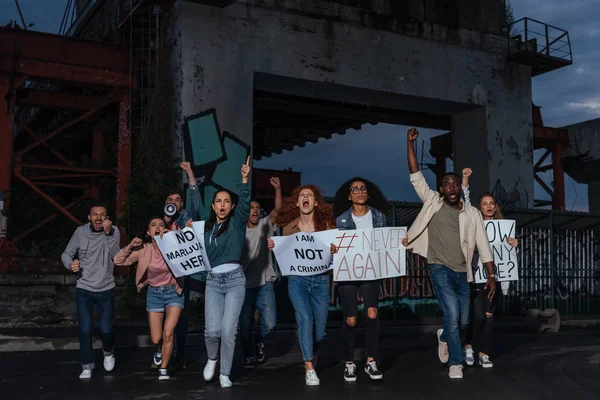 Urlando persone multiculturali gesticolando durante l'incontro — Foto stock