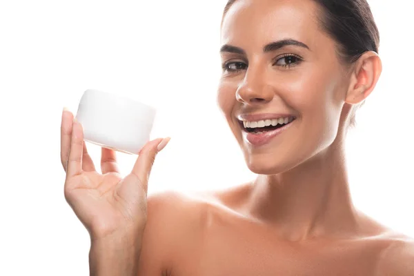 Riendo desnuda joven mujer sosteniendo crema cosmética aislado en blanco - foto de stock