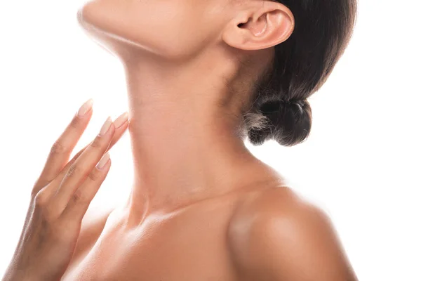 Abgeschnittene Ansicht einer nackten jungen Frau, die den Hals berührt, isoliert auf Weiß — Stockfoto