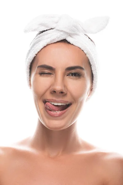 Vista frontal da jovem nua na faixa de cabelo cosmético sorrindo e piscando isolado no branco — Fotografia de Stock