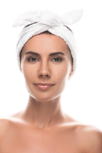 Vue de face de jeune femme nue dans la bande capillaire cosmétique isolé sur blanc — Photo de stock