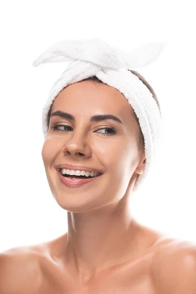 Nackte junge Frau in kosmetischem Haarband lächelt isoliert auf weiß — Stockfoto