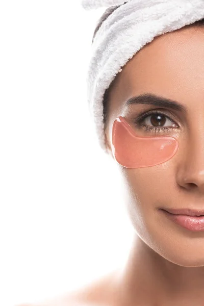 Abgeschnittene Ansicht einer jungen Frau in kosmetischem Haarband mit Augenklappe isoliert auf weiß — Stockfoto