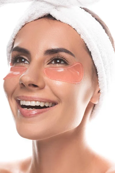 Giovane donna in fascia cosmetica con macchie oculari sorridenti isolate su bianco — Foto stock