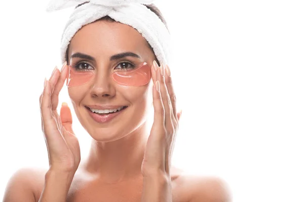 Jovem mulher em faixa de cabelo cosmético com manchas de olho sorrindo isolado no branco — Fotografia de Stock