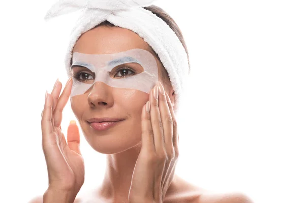 Nudo giovane donna in fascia di capelli cosmetici con maschera facciale isolato su bianco — Foto stock