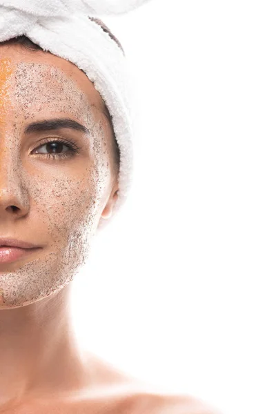 Vue recadrée de la jeune femme en bande capillaire cosmétique avec gommage sur le visage isolé sur blanc — Photo de stock