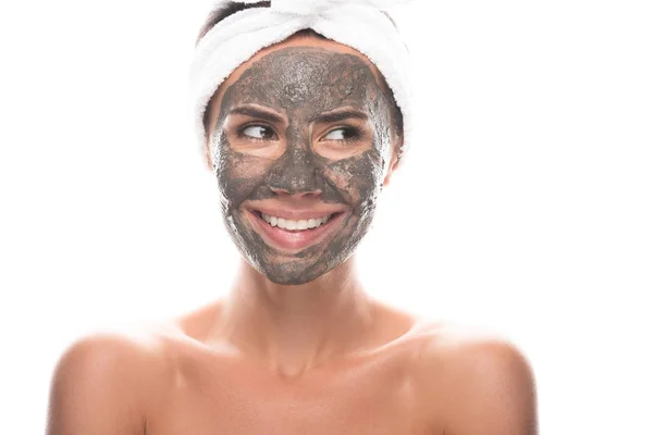 Vista frontale di nudo giovane donna in fascia di capelli cosmetici con maschera di argilla sul viso isolato su bianco — Foto stock