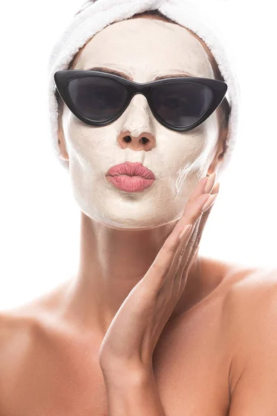 Вид спереду оголена жінка в сонцезахисних окулярах з маскою для обличчя робить поцілунки обличчя експресії ізольовані на білому — стокове фото