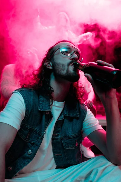 Mann mit Sonnenbrille trinkt Alkohol bei Rave in Nachtclub — Stockfoto