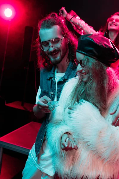 Man giving weed in plastic zipper bag to girl in nightclub — Stock Photo