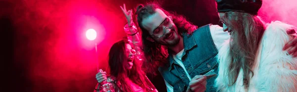 Mann gibt Frau in Nachtclub Unkraut in Plastiktüte — Stockfoto