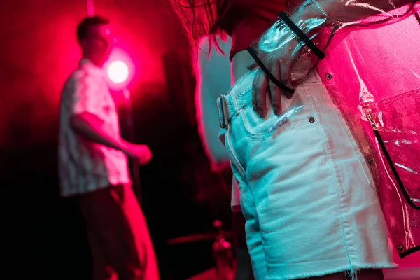 Vista recortada de niña sosteniendo bolsa de cremallera de plástico con drogas en discoteca - foto de stock