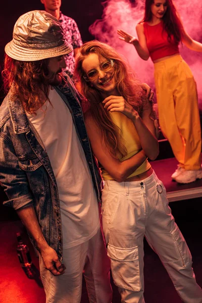 Uomo e bella giovane donna felice durante la festa rave in discoteca — Foto stock