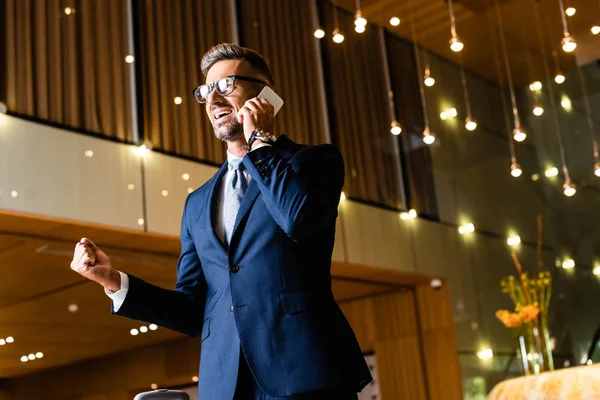 Schöner Geschäftsmann in Anzug und Brille, der auf dem Smartphone spricht — Stockfoto