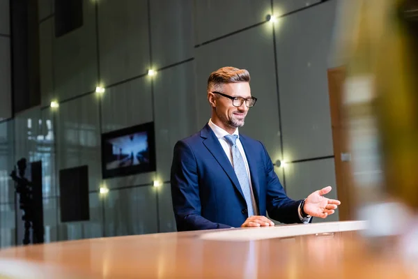 Selektiver Fokus des gutaussehenden Geschäftsmannes in Anzug und Brille — Stockfoto