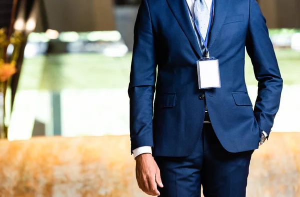 Vista recortada de hombre de negocios en traje con la mano en el bolsillo - foto de stock