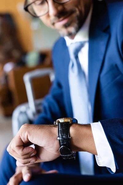 Ausgeschnittene Ansicht eines Mannes in formeller Kleidung, der auf die Uhr schaut — Stockfoto