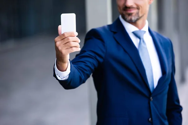 Recortado vista de hombre de negocios en formal desgaste hablando selfie - foto de stock