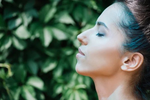 Vue latérale de la foudre bleue sur belle femme nue avec les yeux fermés — Photo de stock