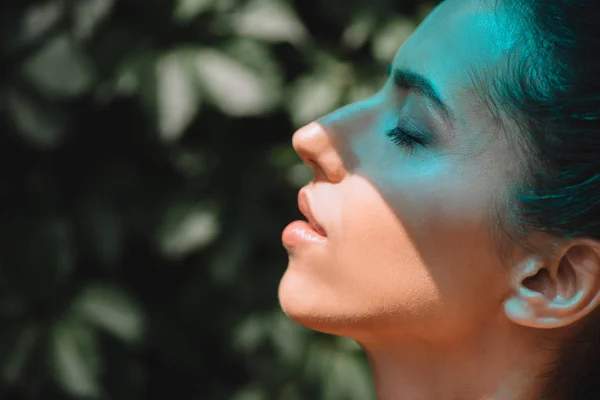 Vue latérale de la foudre bleue sur belle femme aux yeux fermés — Photo de stock