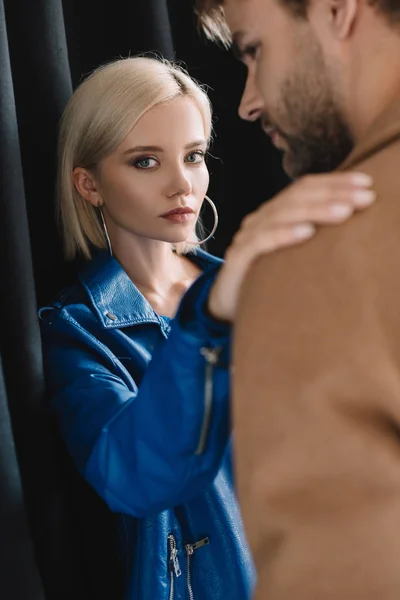 Élégant jeune femme et homme en vêtements d'automne près rideau noir — Photo de stock