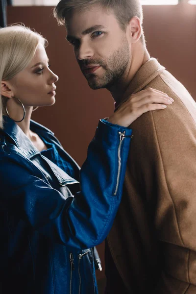 Stylische junge Frau und Mann in herbstlicher Kleidung — Stockfoto