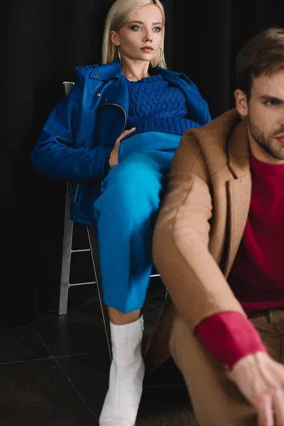 Частичный взгляд на стильную женщину и мужчину в осенних нарядах — стоковое фото
