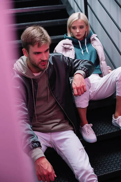 Стильний молодий чоловік і жінка в повсякденному осінньому вбранні на сходах — стокове фото