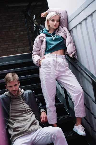 Стильний молодий чоловік і жінка в повсякденному осінньому вбранні на сходах — стокове фото