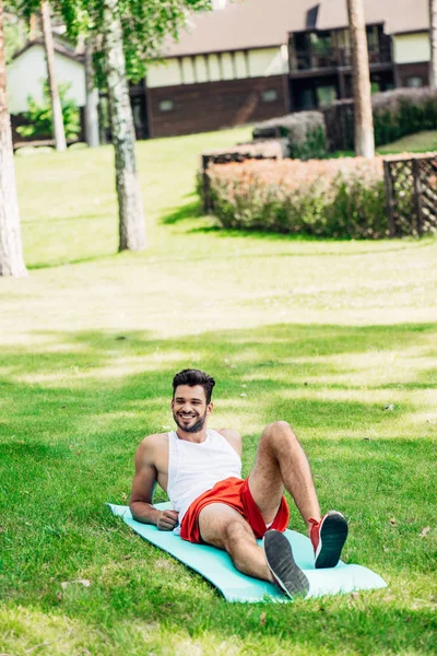 Deportista feliz acostado en el gimnasio en el parque - foto de stock