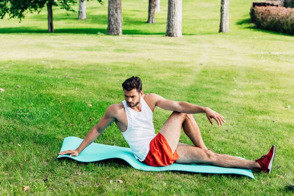 Schöner bärtiger Mann in Sportkleidung, der draußen trainiert — Stockfoto