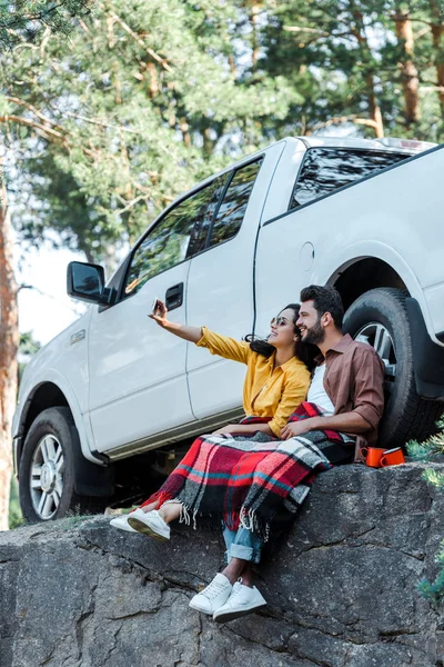 Felice ragazza in occhiali da sole prendendo selfie con l'uomo bello — Foto stock