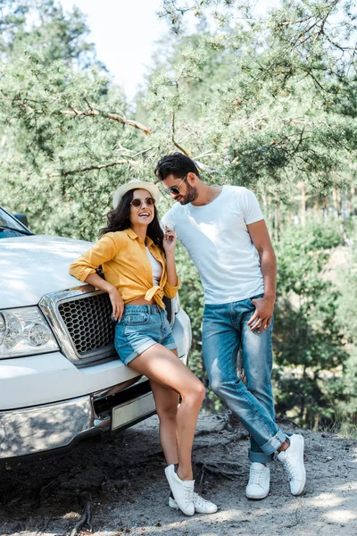 Homme barbu en lunettes de soleil debout avec fille en chapeau de paille — Photo de stock