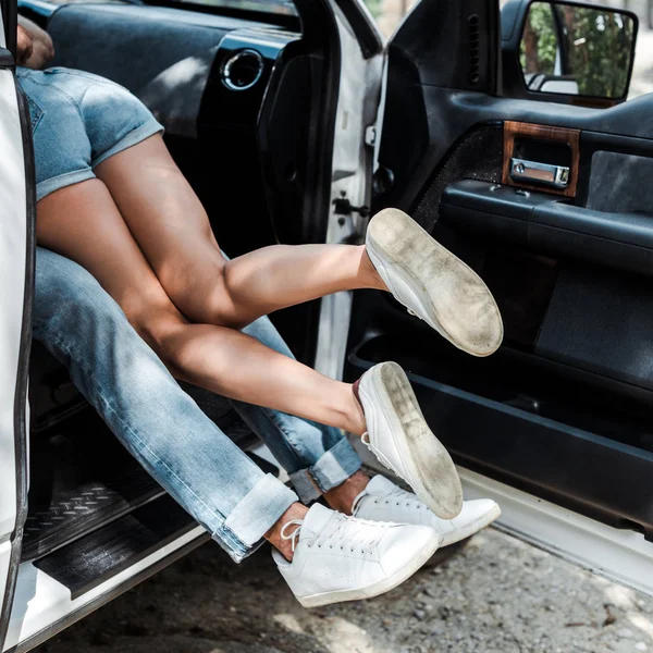 Vue recadrée de l'homme et la femme faisant dans la voiture — Photo de stock