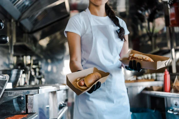 Vista cortada da mulher segurando placas de papelão no caminhão de alimentos — Fotografia de Stock