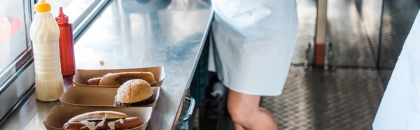 Panoramaaufnahme eines Mädchens, das in der Nähe von Streetfood steht — Stockfoto