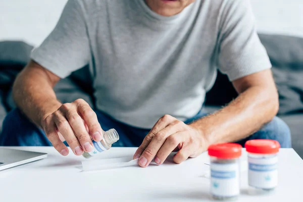 Recortado vista de hombre en camiseta haciendo contundente en apartamento - foto de stock