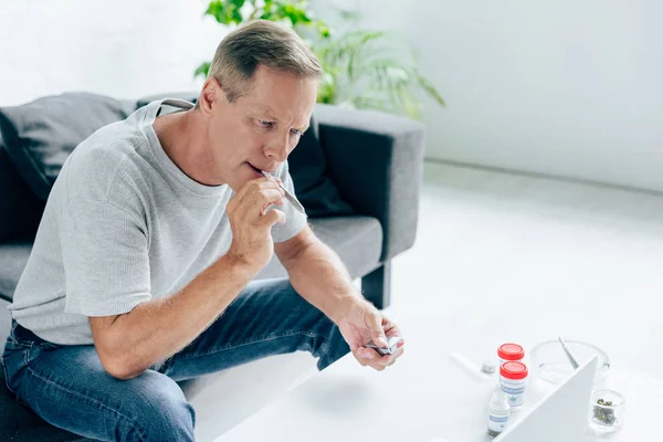 Homem bonito em t-shirt fumando contundente com cannabis medicinal — Fotografia de Stock